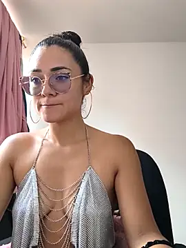 Snapshot of Freyarosse chatting on February 5, 6:34 pm Freyarosse online show from February 5, 6:34 pm