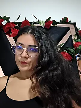 Snapshot of Freyarosse chatting on February 17, 12:18 am Freyarosse online show from February 17, 12:18 am