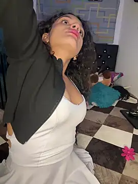 Snapshot of Nyxx_Velariia chatting on April 5, 5:32 pm Nyxx Velariia online show from April 5, 5:32 pm