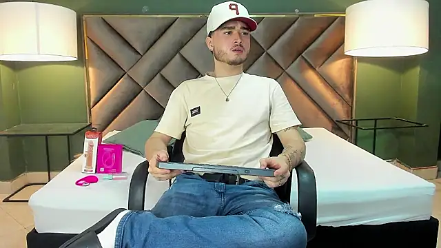 Snapshot of Salvattore_Muller chatting on February 23, 8:44 am Salvattore Muller online show from February 23, 8:44 am