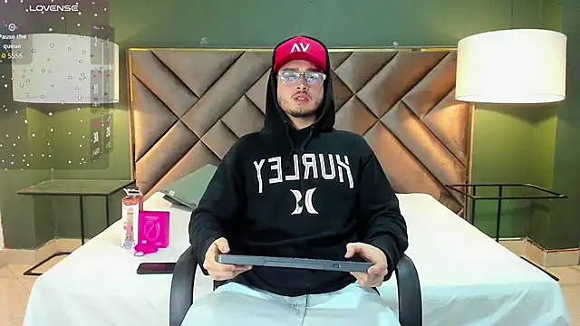 Snapshot of Salvattore_Muller chatting on February 24, 9:24 pm Salvattore Muller online show from February 24, 9:24 pm