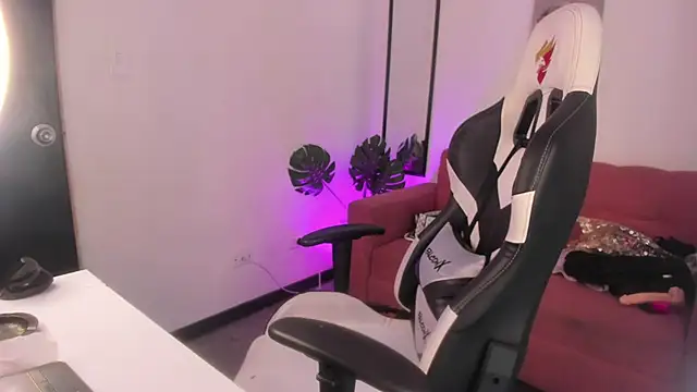 Snapshot of Xiomara_as chatting on February 25, 2:48 pm Xiomara as online show from February 25, 2:48 pm