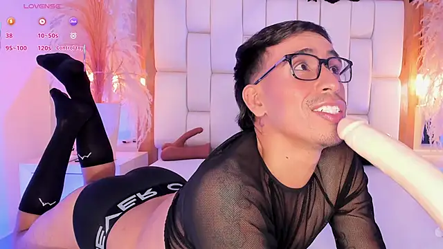 Snapshot of Mr_aronnn_ chatting on February 8, 1:53 am Mr aronnn online show from February 8, 1:53 am