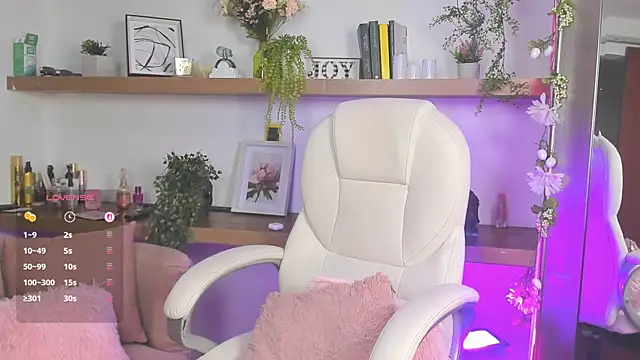 Snapshot of _Lorraine_v chatting on April 23, 8:33 pm Lorraine v online show from April 23, 8:33 pm