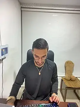 juanlouis pierre online show from February 13, 11:45 pm