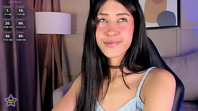 Snapshot of internett_sweetheart chatting on July 1, 6:37 am internett sweetheart online show from July 1, 6:37 am