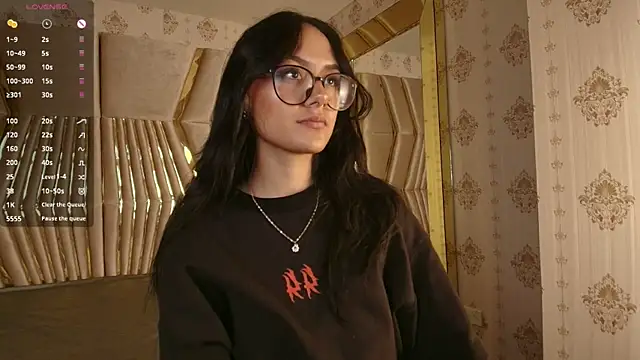 NiccolleHall online show from March 5, 1:40 pm