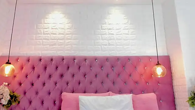 Snapshot of nela_moretti chatting on June 30, 7:04 pm nela moretti online show from June 30, 7:04 pm