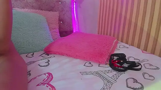 lovely  kiss   online show from March 23, 6:12 pm