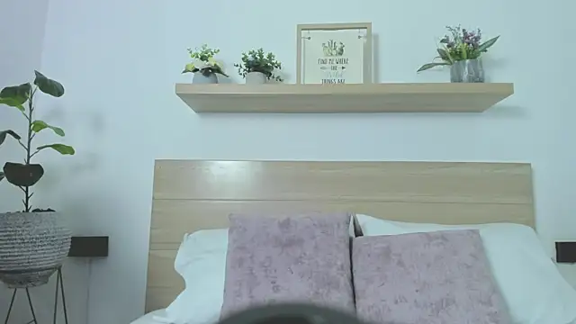 Snapshot of ivette_swan chatting on February 12, 12:33 pm ivette swan online show from February 12, 12:33 pm