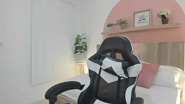 Snapshot of ivette_swan chatting on February 21, 12:28 pm ivette swan online show from February 21, 12:28 pm