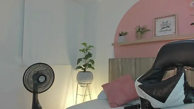 Snapshot of ivette_swan chatting on May 1, 7:29 pm ivette swan online show from May 1, 7:29 pm