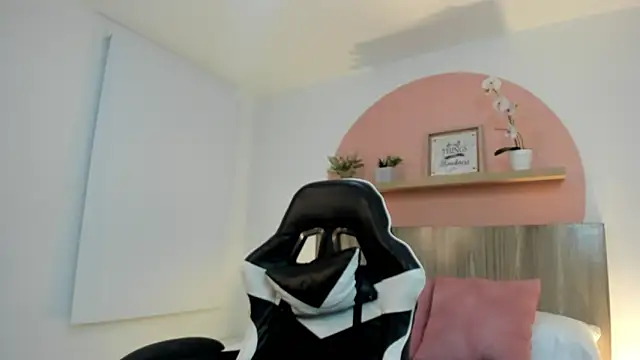 Snapshot of ivette_swan chatting on May 25, 7:53 pm ivette swan online show from May 25, 7:53 pm