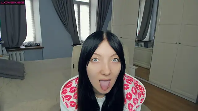 Snapshot of RoxanneComisky chatting on February 8, 6:50 am RoxanneComisky online show from February 8, 6:50 am