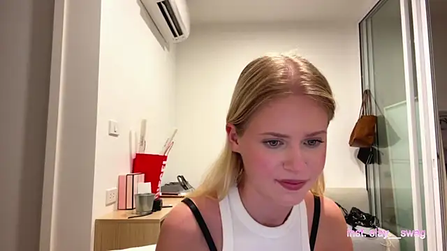 Snapshot of Slay_Swag chatting on February 9, 10:19 am Slay Swag online show from February 9, 10:19 am