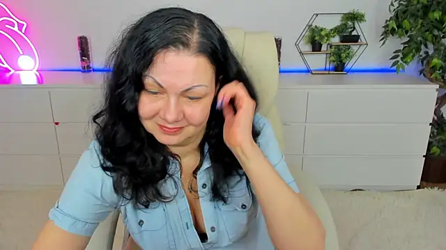 IrissMoon online show from March 5, 6:31 am