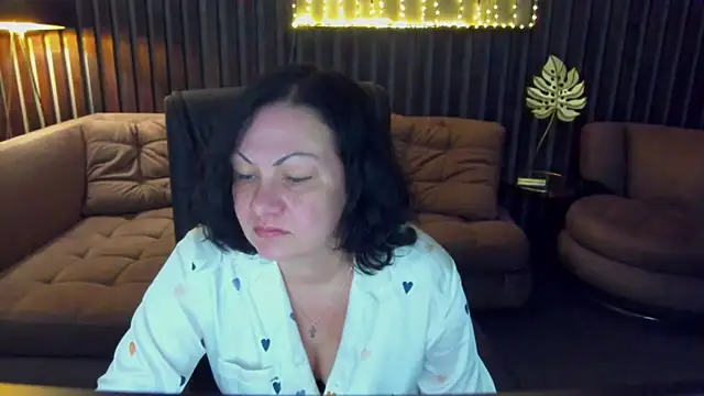 Snapshot of IrissMoon chatting on June 7, 5:44 am IrissMoon online show from June 7, 5:44 am