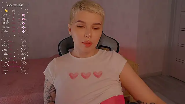 Snapshot of Elise_Day chatting on June 25, 1:48 pm Elise Day online show from June 25, 1:48 pm