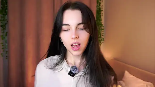 Snapshot of MirnaTellado chatting on May 15, 8:21 am MirnaTellado online show from May 15, 8:21 am