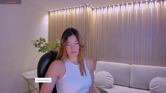 Snapshot of BellaThompsonX chatting on May 3, 4:07 am BellaThompsonX online show from May 3, 4:07 am