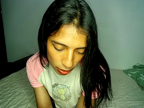 Snapshot of andy_bby chatting on May 4, 2:40 am andy bby online show from May 4, 2:40 am