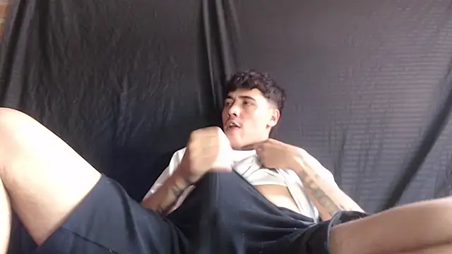 Snapshot of Andres1037 chatting on February 9, 4:33 pm Andres1037 online show from February 9, 4:33 pm