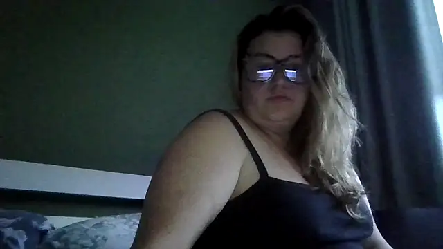 Snapshot of QueenCurvy_Charley28 chatting on June 16, 8:00 pm QueenCurvy Charley28 online show from June 16, 8:00 pm