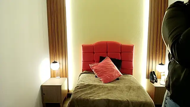 Snapshot of IvonneRoss_ chatting on February 12, 12:00 pm IvonneRoss online show from February 12, 12:00 pm