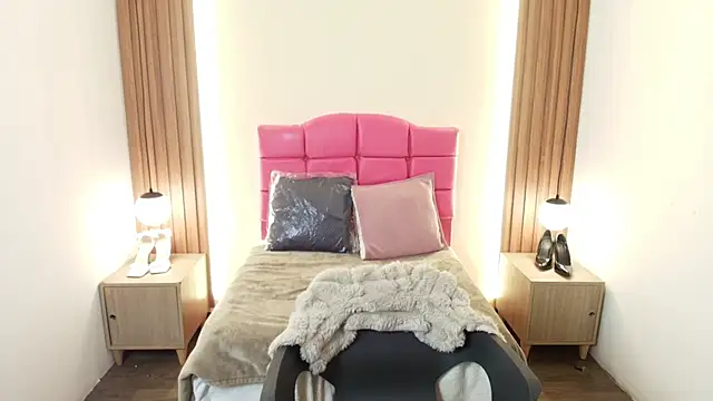 Snapshot of IvonneRoss_ chatting on February 26, 12:15 pm IvonneRoss online show from February 26, 12:15 pm