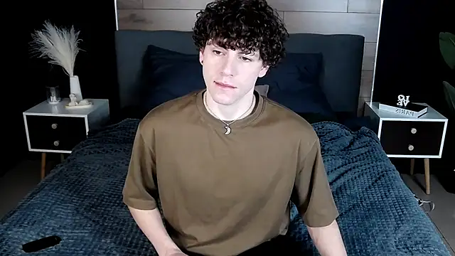 Snapshot of TylerGibson chatting on February 21, 3:40 am TylerGibson online show from February 21, 3:40 am