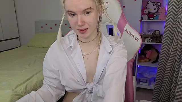 Snapshot of Mia_WaterFall chatting on February 21, 3:18 am Mia WaterFall online show from February 21, 3:18 am