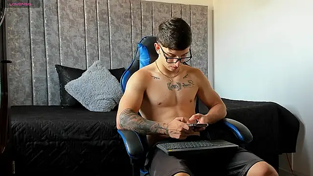 Snapshot of Calvin_Hunter chatting on March 1, 9:28 pm Calvin Hunter online show from March 1, 9:28 pm