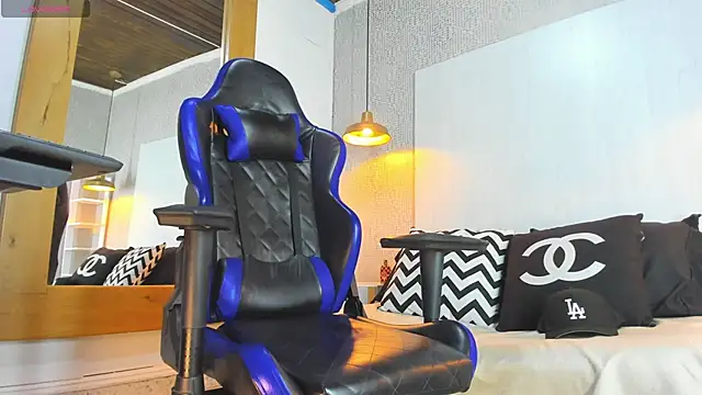 Snapshot of Dusan_Grey77 chatting on February 18, 4:19 am Dusan Grey77 online show from February 18, 4:19 am