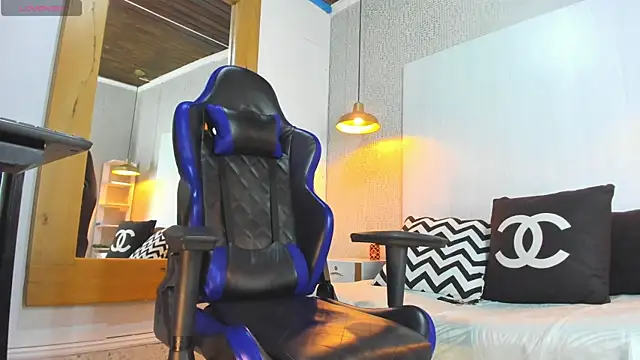 Snapshot of Dusan_Grey77 chatting on February 20, 4:09 am Dusan Grey77 online show from February 20, 4:09 am