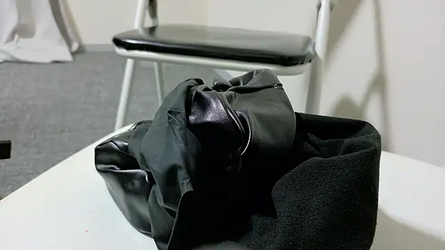 kyuleather online show from April 17, 8:06 am