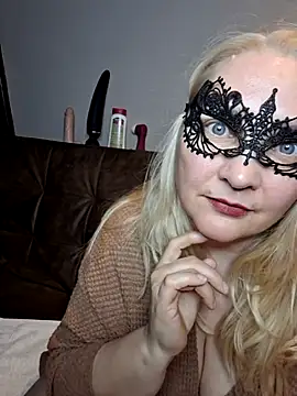 Snapshot of MaskedQueen77 chatting on May 21, 6:37 pm MaskedQueen77 online show from May 21, 6:37 pm