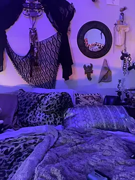 Snapshot of luxxlola chatting on April 8, 11:32 am luxxlola online show from April 8, 11:32 am