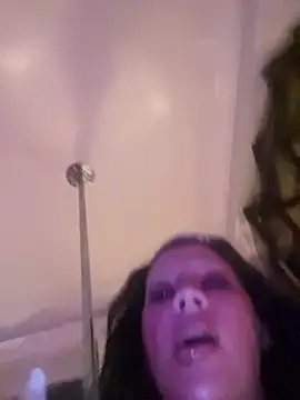 Snapshot of luxxlola chatting on May 30, 3:25 am luxxlola online show from May 30, 3:25 am