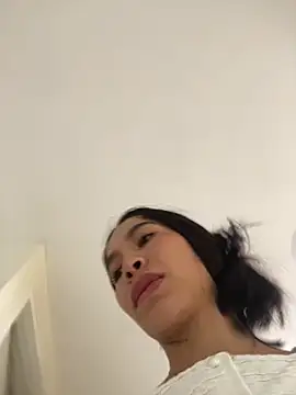 JuliaaVega online show from March 17, 2:20 pm