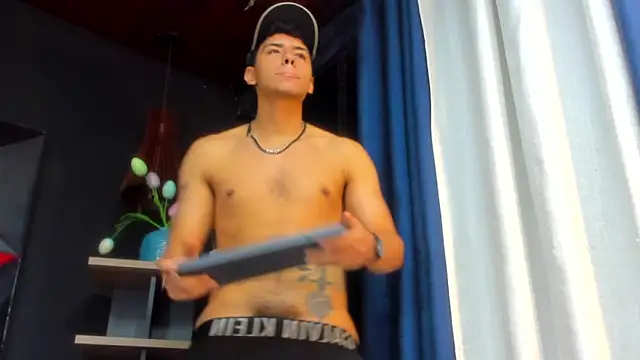 Snapshot of Tobias_Vega chatting on February 18, 1:23 am Tobias Vega online show from February 18, 1:23 am