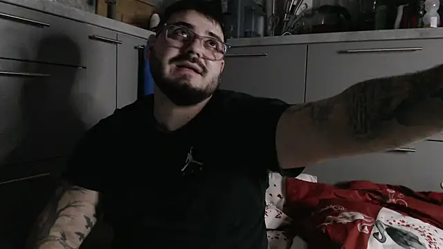 Snapshot of HiddendesireXO01 chatting on February 24, 8:18 pm HiddendesireXO01 online show from February 24, 8:18 pm