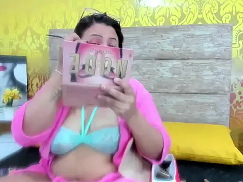 Snapshot of elianacollins23 chatting on February 20, 2:52 am elianacollins23 online show from February 20, 2:52 am