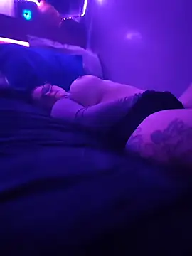 LyricRose85 online show from April 28, 4:06 am