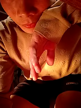 Snapshot of Henry_xx01 chatting on February 3, 2:11 pm Henry xx01 online show from February 3, 2:11 pm