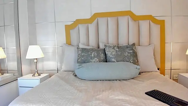 Crystal Rose   online show from February 8, 11:35 am