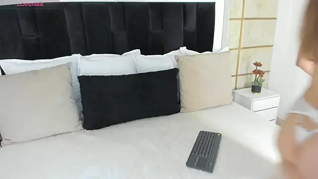 Snapshot of Crystal_Rose__ chatting on July 22, 3:31 am Crystal Rose online show from July 22, 3:31 am
