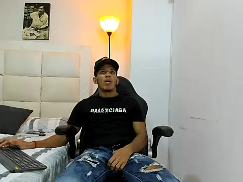 Snapshot of ricky_spensar23cm_ chatting on February 19, 2:29 am ricky spensar23cm online show from February 19, 2:29 am