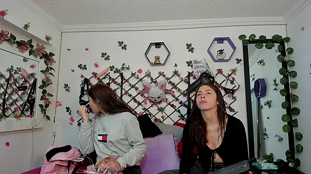 Snapshot of playful-girls chatting on February 3, 12:32 pm playful-girls online show from February 3, 12:32 pm