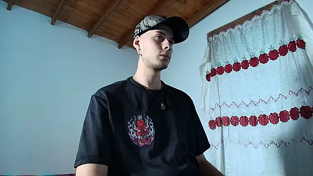 Snapshot of Vlad__night chatting on May 16, 3:47 am Vlad night online show from May 16, 3:47 am