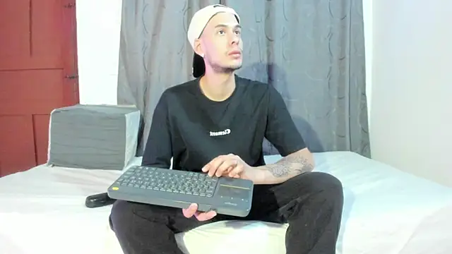 Snapshot of Vlad__night chatting on May 28, 3:48 am Vlad night online show from May 28, 3:48 am